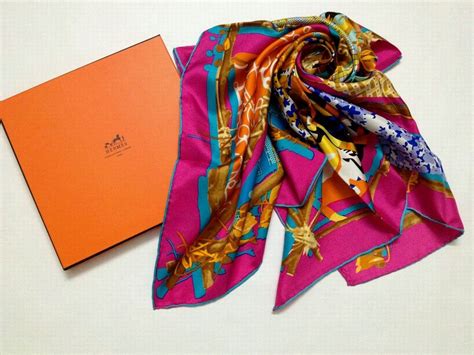 come si indossa un foulard hermes|Foulard Hermès: i prezzi e come indossarli .